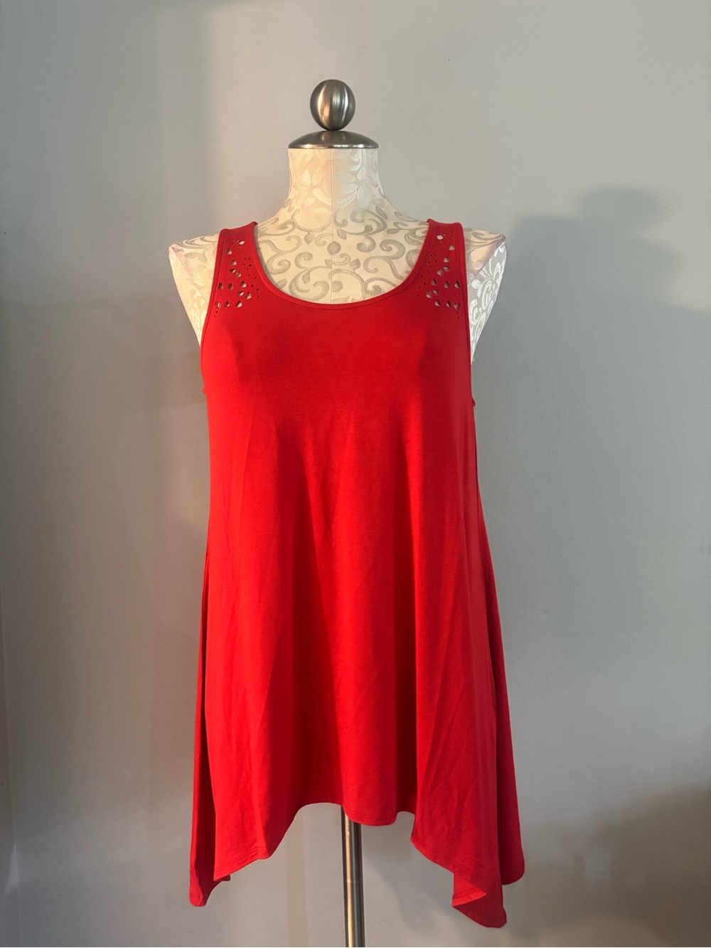 🆕 Carmen Marc Valvo sleeveless blouse Size Medium